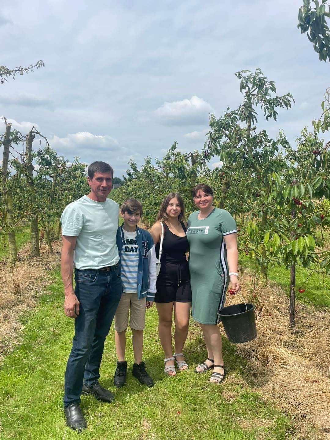 Famille de quatre dans le verger