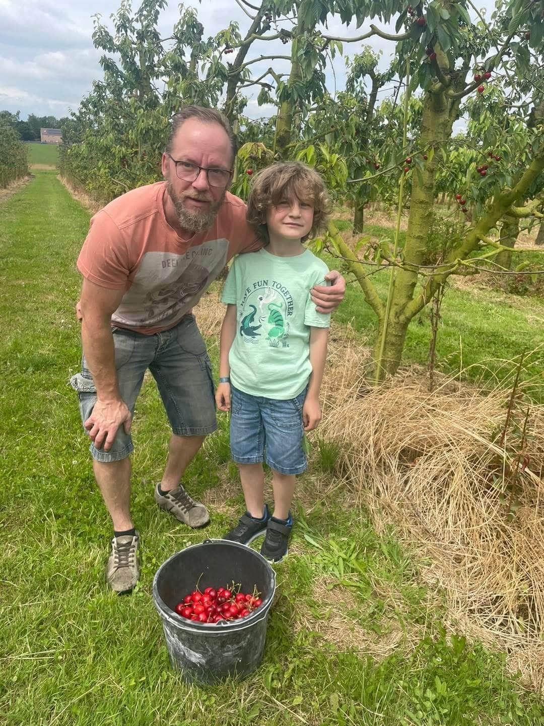 Père et fils avec leur récolte