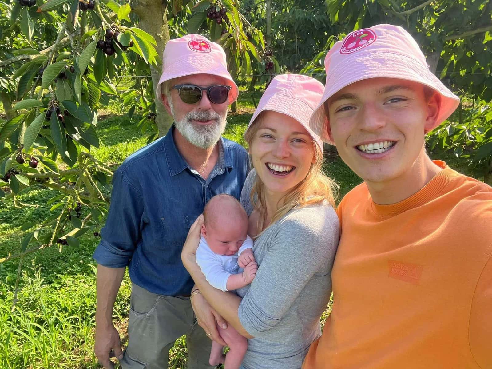 La famille au verger de cerisiers
