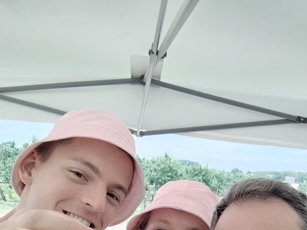 Foto van een bezoeker in de boomgaard 6