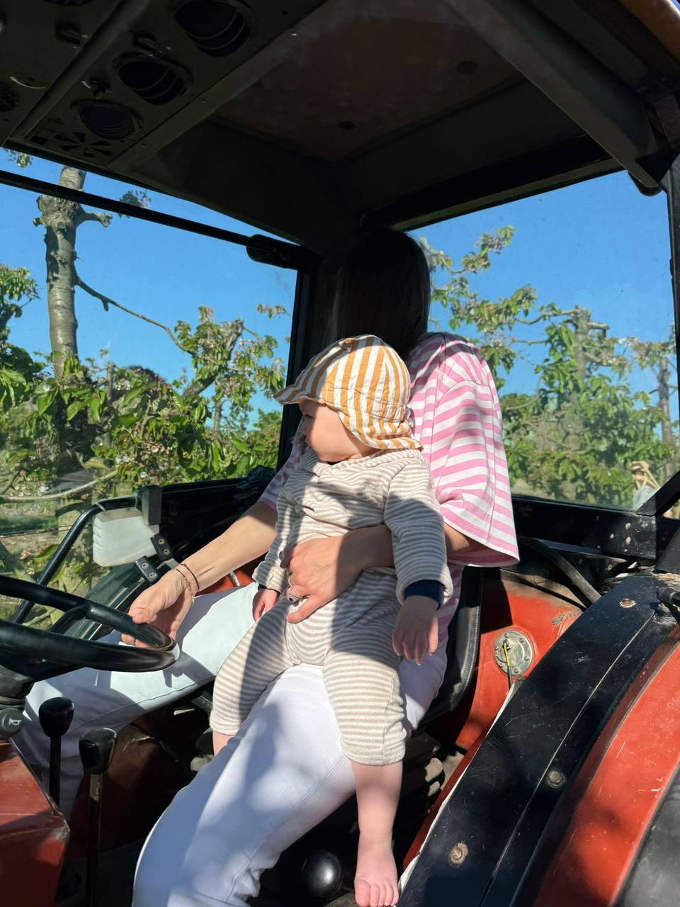 Met het gezin in de tractor tijdens het water geven aan de boomgaard