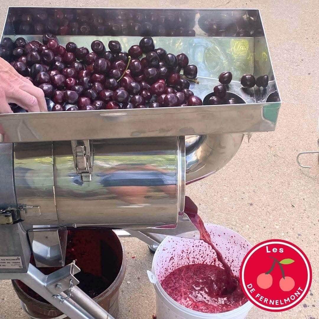 Onze ontpitter-kersenpers gratis beschikbaar in de boomgaard